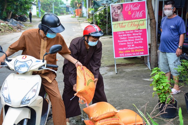 Continuing to support people in need in the Covid-19 pandemic of Hoang Phap Pagoda (series 4)